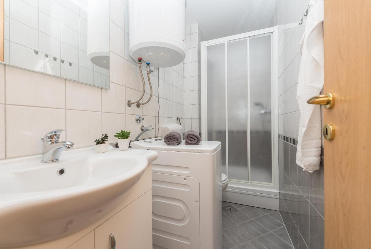 Deluxe 3 Bedroom Apartment With Sea View Baška Voda Kültér fotó