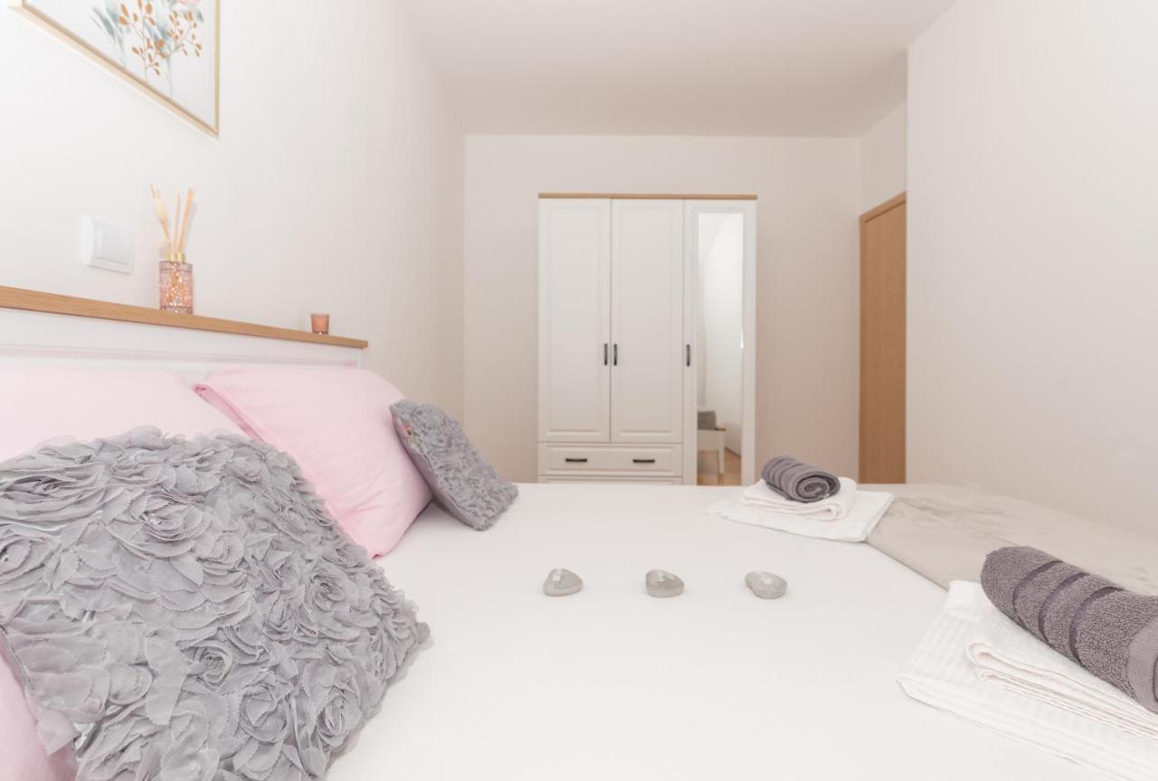 Deluxe 3 Bedroom Apartment With Sea View Baška Voda Kültér fotó