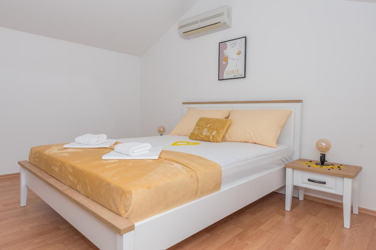 Deluxe 3 Bedroom Apartment With Sea View Baška Voda Kültér fotó
