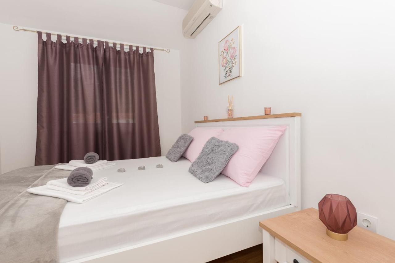 Deluxe 3 Bedroom Apartment With Sea View Baška Voda Kültér fotó