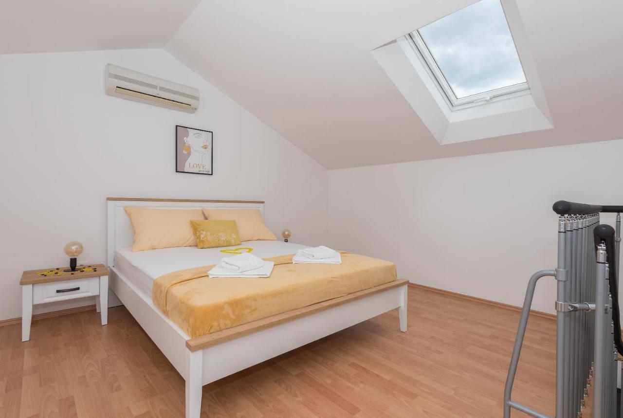 Deluxe 3 Bedroom Apartment With Sea View Baška Voda Kültér fotó