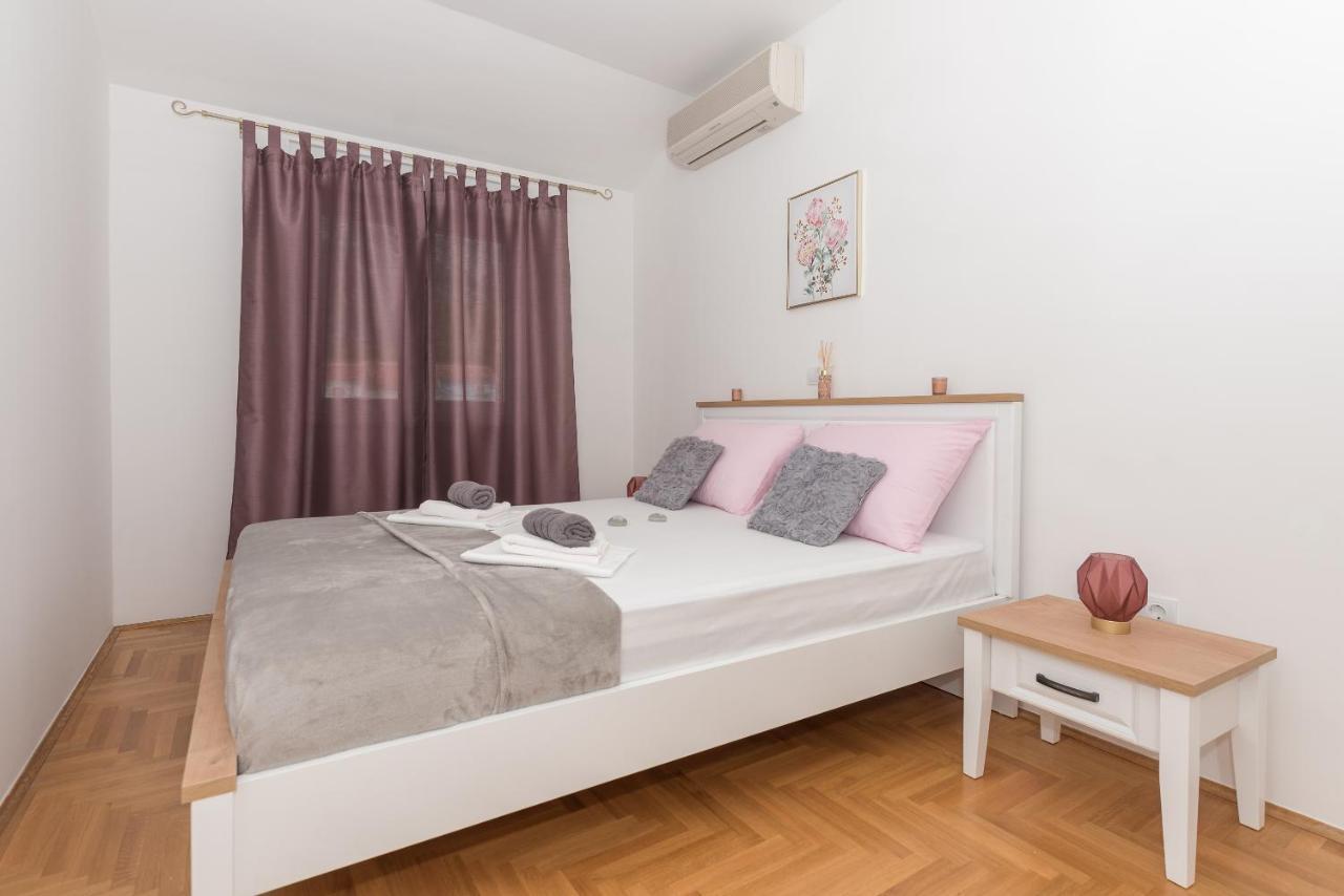 Deluxe 3 Bedroom Apartment With Sea View Baška Voda Kültér fotó