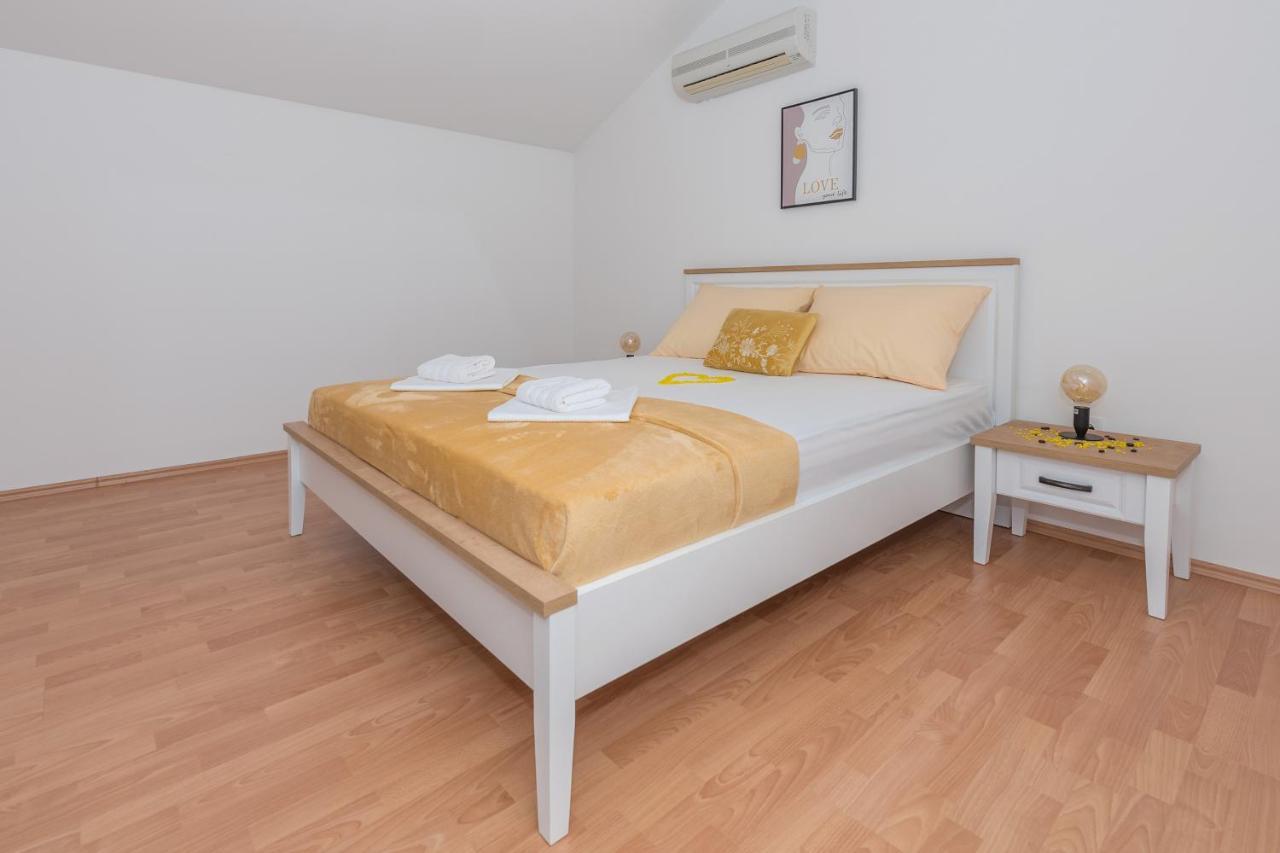 Deluxe 3 Bedroom Apartment With Sea View Baška Voda Kültér fotó